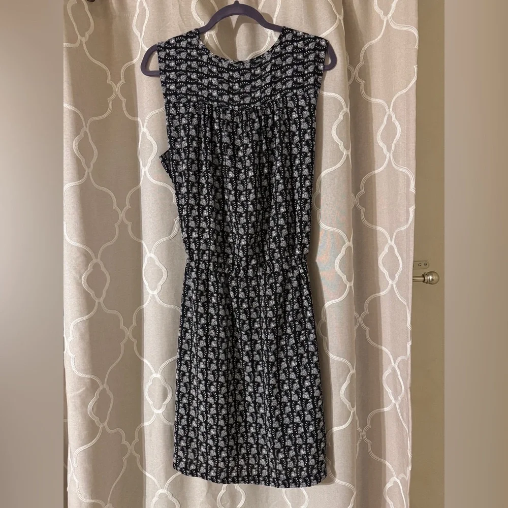 Fully Lined Sleeveless Black and White Printed Dress - Picture 3 of 6